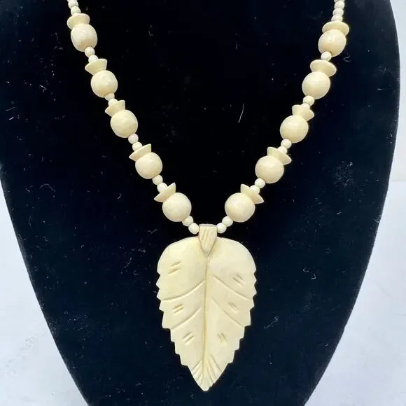 Vintage 70s Carved Bone Beaded Leaf Pendant Necklace Tribal Cream - Picture 2 of 8